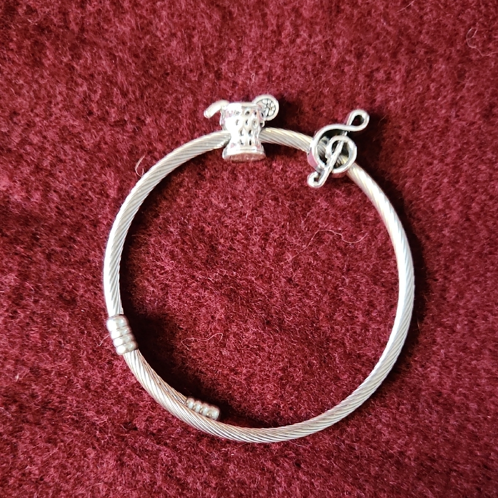 Elegant Charm Bracelet | 🤍